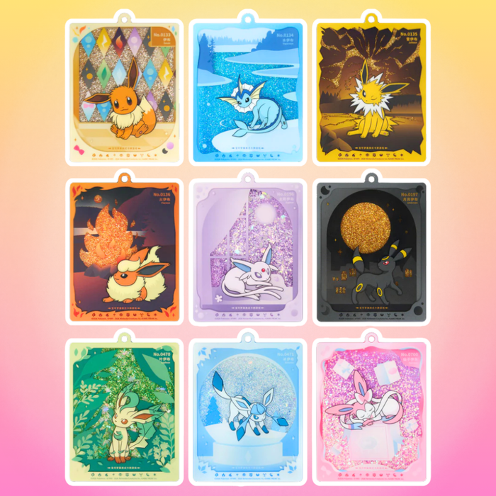 Pokémon Terastal Gathering Pendant Gift Box Simplified Chinese – 2 Booster, Eeveelution Promo & Anhänger (Zufällige Variante)