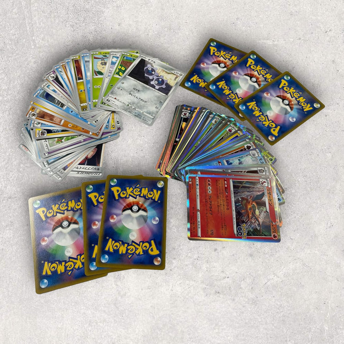 50 japanische Pokémon-Karten aus aktuellen Sets + 2 holographische Glitzer-Karten – inkl. Heartforcards Versandschutz