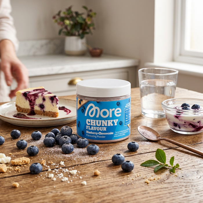 MORE Chunky Flavour Blueberry Cheesecake Vegan Geschmackspulver mit Keksstückchen & Heidelbeerpulver 90 g