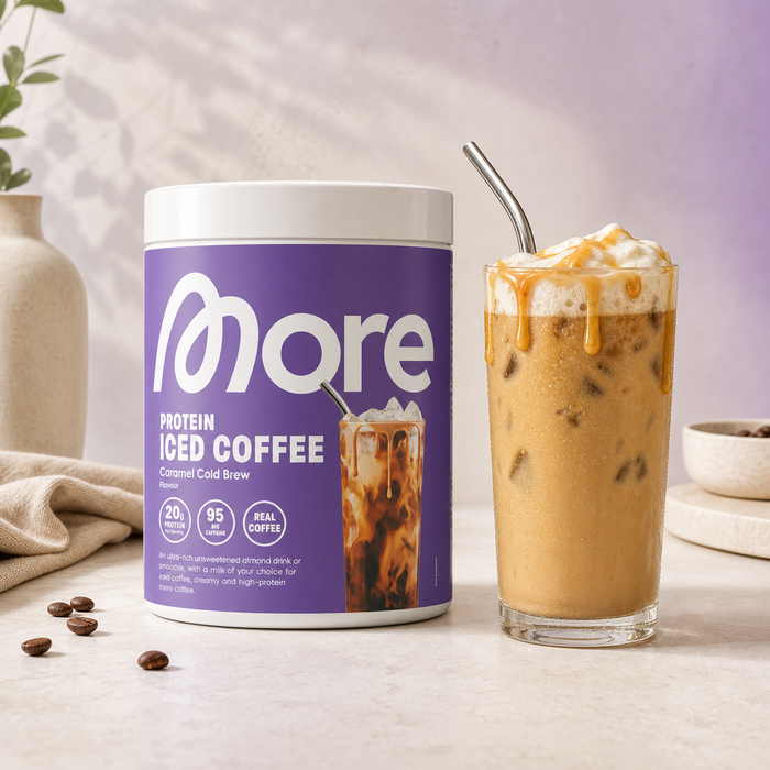 MORE Protein Iced Coffee Caramel Cold Brew Proteinpulver mit Molkenprotein, Instant Kaffee und Keksstückchen 300 g
